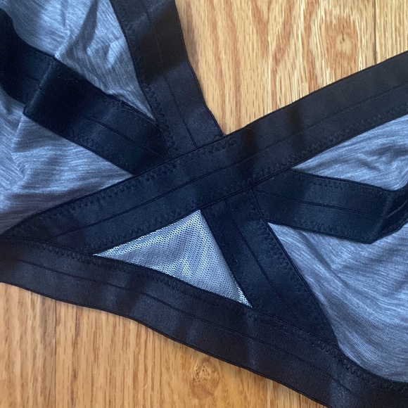 H&M swimsuit top size 12 - Picture 3 of 6